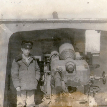 Александр Акимов у пушки Б-13 на батарее №960