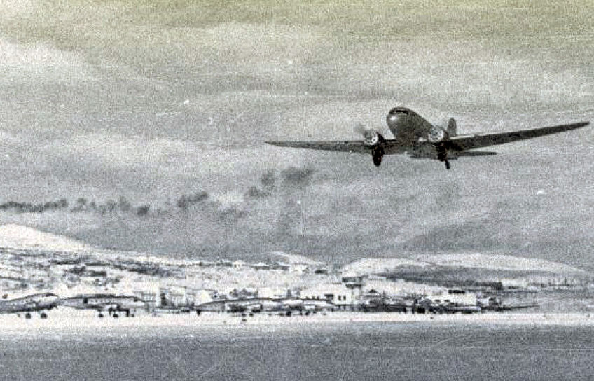 Взлетает «воздушный извозчик» Ли-2. Аэропорт «Магадан-13 км». 60-е годы ХХ века.
