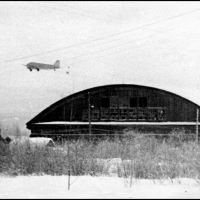 Аэропорт Сеймчан. Ли-2 уходит в рейс. На переднем плане ангар, построенный во время реконструкции аэродрома во время подготовки Алсиба.