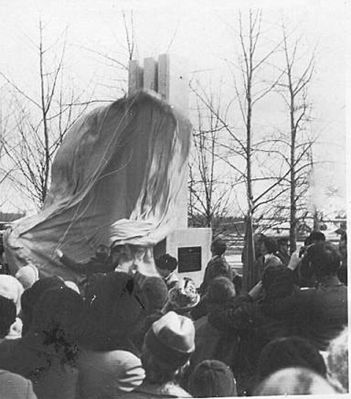 Открытие обелиска в память о военных лётчиках в сквере аэропорта Сеймчана. 1983 год.