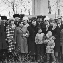 У обелиска в память о военных лётчиках в сеймчанском аэропорту.