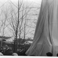 Открытие обелиска в память о военных лётчиках в сквере аэропорта Сеймчана. 1983 год.