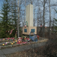 Обелиск в память о военных лётчиках в сквере аэропорта, погибших на территории района во время перегонки самолётов по Особой воздушной трассе АЛСИБ во время Великой Отечественной войны.