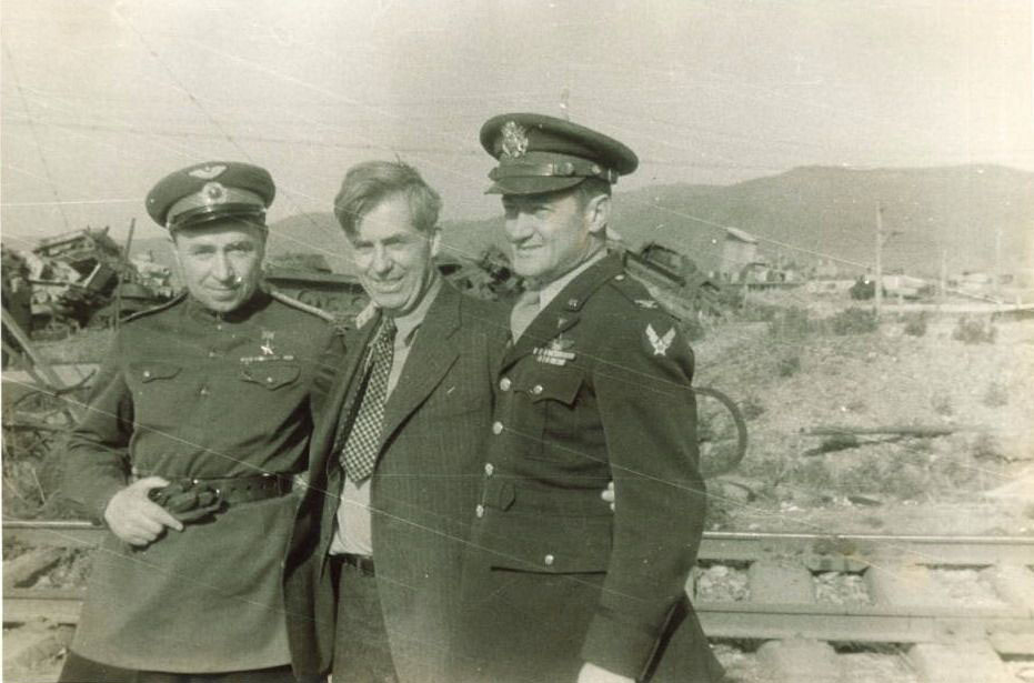 Вице-президента США Генри Уоллес с воздушными асами-полковниками: советским - И. П. Мазуруком и американским -Ричардом Т. Кайтом.