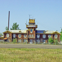 Здание аэровокзала в Сеймчане построено в 1942-43 годах. Сеймчан был одним из узловых аэродромов на трассе АЛСИБ.