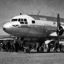 Пассажирский Ил-14 в аэропорту Сусуман (Берелёх). На заднем фоне видна вывеска с названием аэропорта - Берелёх.