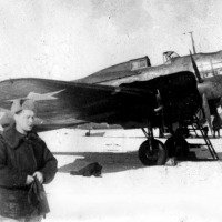 Советский дальний бомбардировщик Ил-4 – очевидно, на промежуточной посадке при перегонке с завода на Дальний Восток.