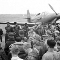На аэродроме. На втором плане – могучая «Кингкобра», использовавшаяся в советской ПВО вплоть до середины 50-х.