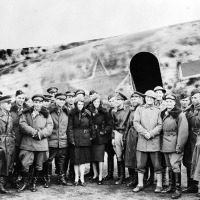 Личный состав Военного представительства ВВС Красной Армии и летчики 1 ПАП после прибытия на авиабазу Макс-Филд в Номе, Аляска. 3 сентября 1942 г. Фото от Валерия Романенко