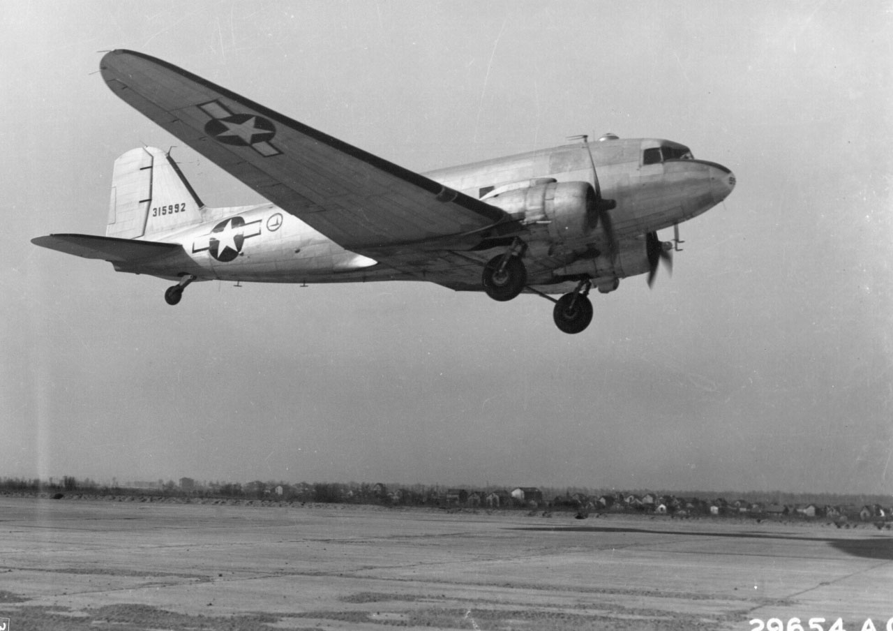 Дуглас C-47 «Скайтрэйн» или «Дакота»