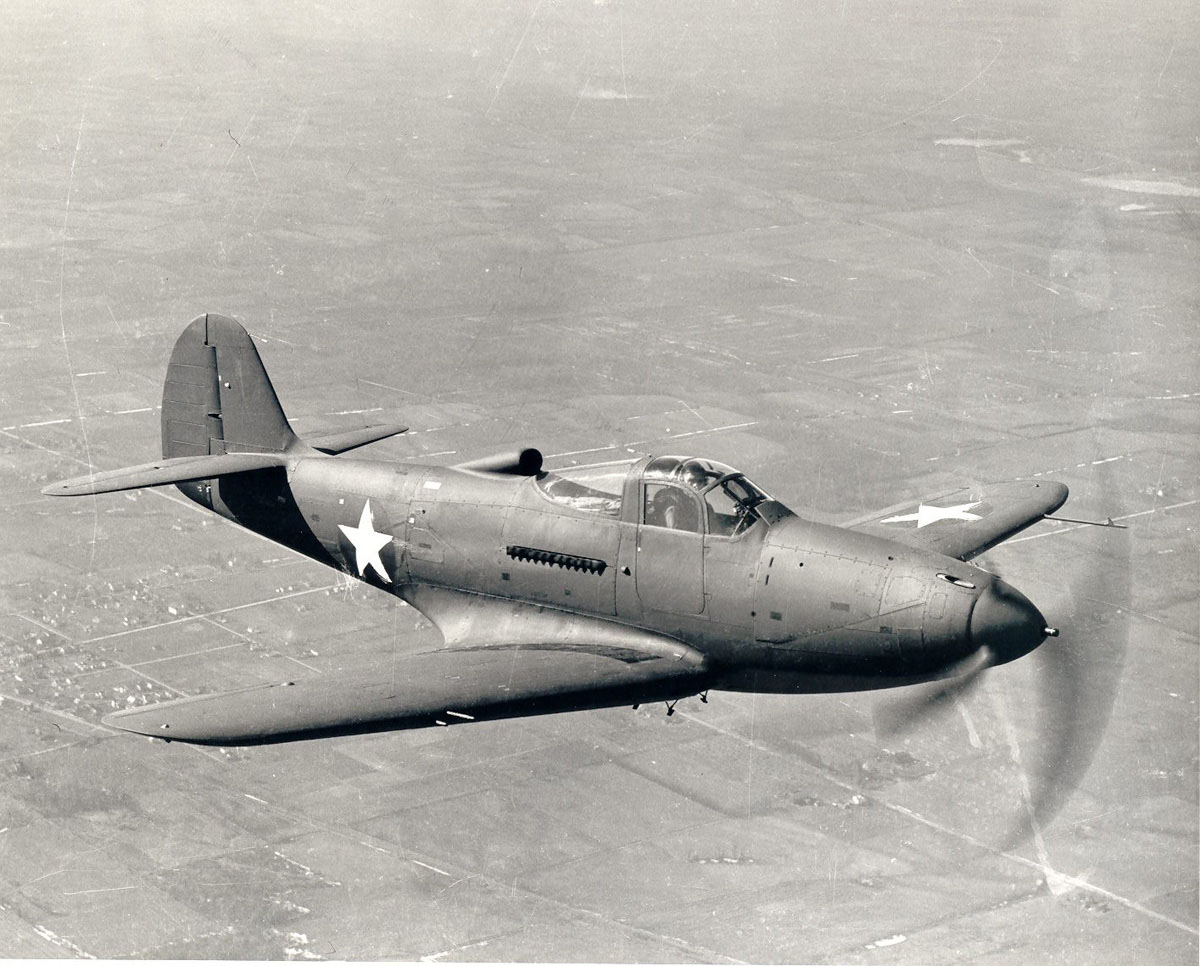 Белл P-39 «Аэрокобра» - американский истребитель периода Второй мировой войны, отличавшийся необычной для своего времени конструкцией.