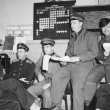 Слева направо майор Иванов, майор Лебедев, майор Новиков, лейтенант Воробьёв, майор Яцкевич... Предположительно, 1944 год.