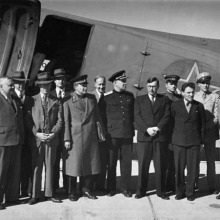 Советская делегация возле Си-47 на аэродроме Анкориджа...
