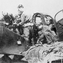 Советские авиатехники ремонтируют двигатель истребителя Р-39 «Аэрокобра», поставлявшегося в СССР из США по программе ленд-лиза, в полевых условиях.