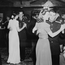 Советские и американские авиаторы танцуют с девушками в клубе аэродрома Ноум (Nome) на Аляске.1943-44 гг