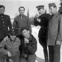 Советский экипаж бомбардировщика A-20 «Бостон» и американцы фото на память. Где-то на Аляске. Время съемки 1942