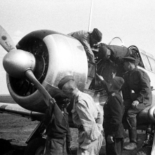 Тренировочный самолет АТ-6 «Тексан» готовится к перелету из Якутска в запасной авиаполк, где переучивали советских пилотов на американскую авиационную технику