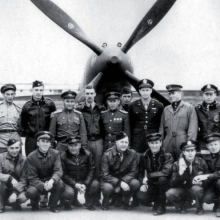 Фотография на память советских и американских летчиков на аэродроме в Фэрбенксе у истребителя Bell P-63 Kingcobra.