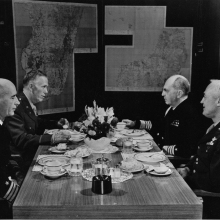 Американские высшие офицеры на совещании о доставке грузов по ленд-лизу в СССР через Аляску и Чукотку