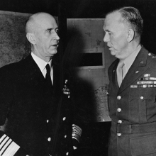 Американский генерал Джордж Маршалл разговаривает с адмиралом Эрнстом Кингом на совещании о доставке грузов по ленд-лизу в СССР через Аляску и Чукотку
