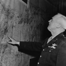 Американский генерал-лейтенант Генри Арнольд смотрит на карту на совещании о доставке грузов по ленд-лизу в СССР через Аляску и Чукотку