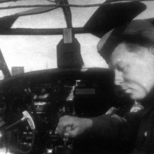 В пилотской кабине бомбардировщика В-25. проверка оборудования перед отправкой на фронт.