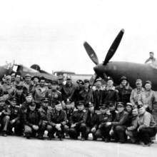 Групповой снимок советских и американских летчиков на фоне первых принятых истребителей P-63 «Кингкобра».