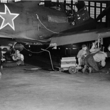 Истребитель P-63 «Кингкобра», ранее поставленный в СССР по ленд-лизу, вернулся в США и осматривается американскими техниками. Авиабаза Great Falls, США.
