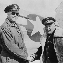 Командир перегоночного полка полковник П.С Васин и генерал Дэйв Б. Гафни