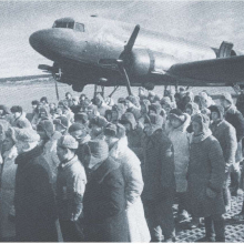 Митинг пo случаю завершения строительных работ на аэродроме Марково. 1944 г.