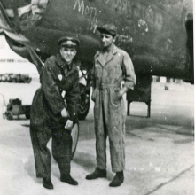 Американский механик Энди возле улетающего самолета В-25 с советским борттехником