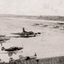 Бомбардировщик B-17 двигается по аэродрому между двумя рядами самолетов Р-39 и В-25. Аэродром Фэрбанкс