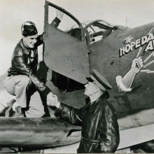 Инженер полковник Калинников встречает первые самолеты на аэродроме Лэдд-Филд (Фэрбанкс), прилетевшие с завода Бен аэрокрафт (Буффало)