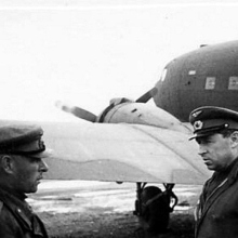 Командир 1 ПАП полкрвник И.П. Мазурук и зам. командира дивизии подполковник А.Г. Мельников