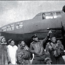 Командир 2 перегоночного авиаполка А.Г. Мельников показывает самолет В-25 на аэродроме в Уэлькале