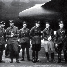 Командный состав 1 ПАП и экипаж лидерного В-25В И.П. Мазурука (третий справа) в день прибытия на Аляску, 21.09.42г