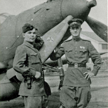 Летчики 1 ПАП. Аэропорт Лэдд-Филд, Фэрбанкс. Слева - старший лейтенант Кирин