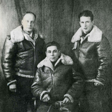 На снимке радист В-25 Константин Звороно, борттехник В-25 Владимир Яшкин. Погибли 28.02.1944. Похоронены на аэродроме г. Ном, Аляска.