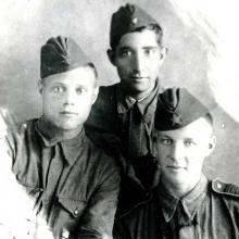 Слева направо - Курбатов Н.В., Абрамов Александр, Бадин Лев Иванович. 1943 год