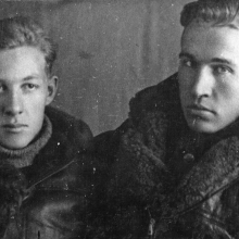Слева направо - штурманы, лейтенанты Виталий Кузнецов и Александр Тимченко