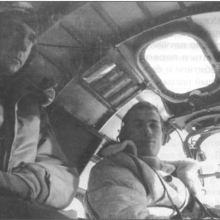 Советские летчики в кабине бомбандировщика В-25 «Митчелл»