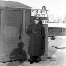 Советский офицер ВВС возле почтового отделения аэродрома Галена на Аляске, США.