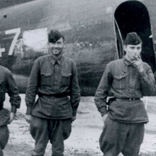 Экипаж Ли-2. Третий слева - радист Виктор Глазков, 192-43 годы