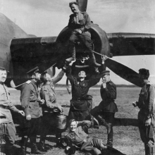 Советские летчики веселятся у бомбардировщика B-25.
