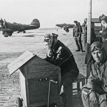 На трассе Алсиб. Комдив И.П. Мазурук (справа) на командном пункте аэродрома Уэлькаль, 1943 год