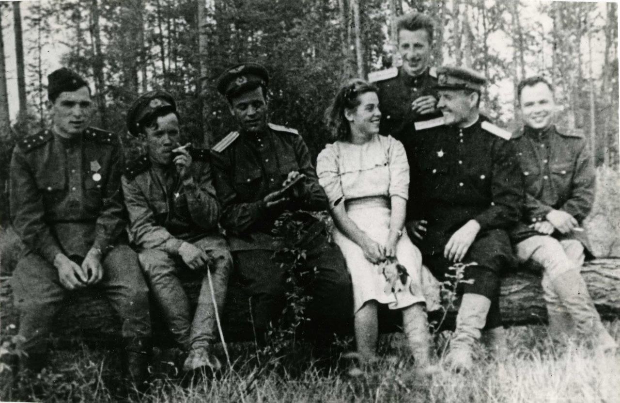 На заготовке дров, 1944 год . На фото - Славина, тех. состав, летчики.