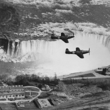 Пара истребителей Р-63 «Кингкобра» в полете над Ниагарским водопадом.