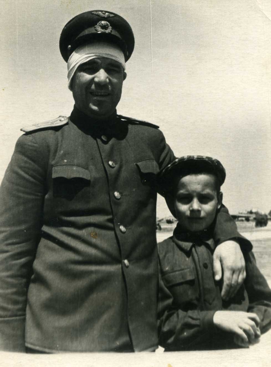 Командир 3 ПАП Фролов Борис Иванович с сыном. Сеймчан.