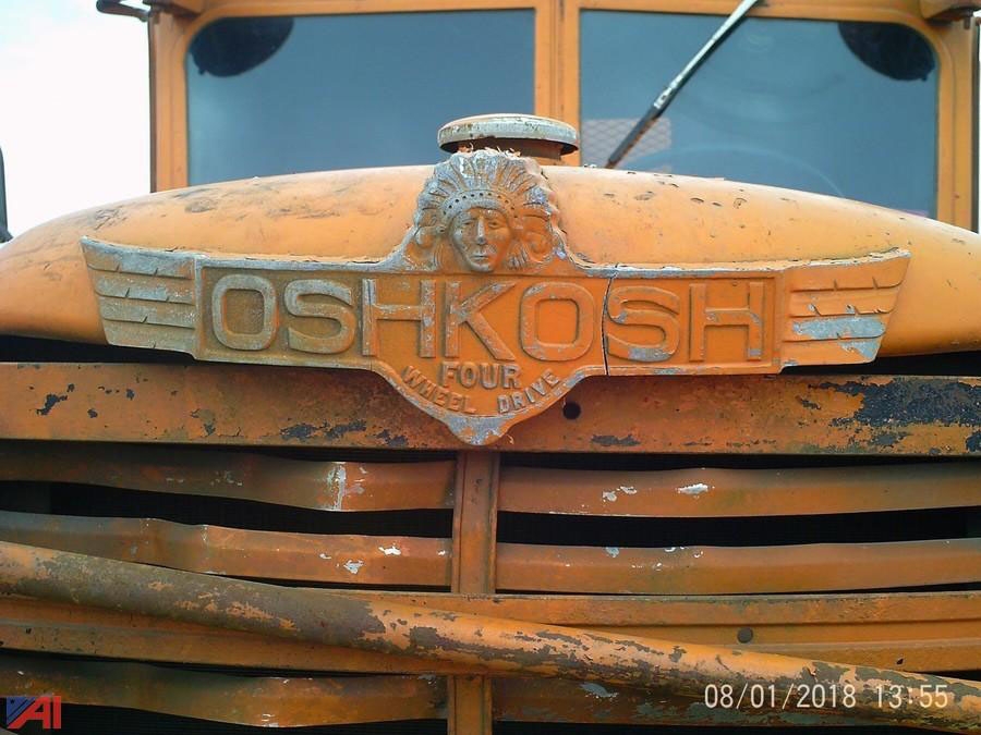 Эмблема компании Oshkosh на капоте машины.