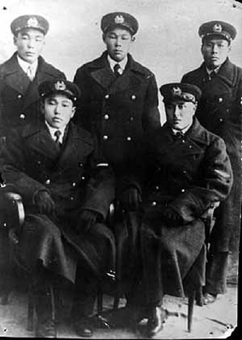 Летчики Чукотки. Слева направо Верещагин, Елков, Шитиков, Кеутувги, Тымнетагин, 1940 год.